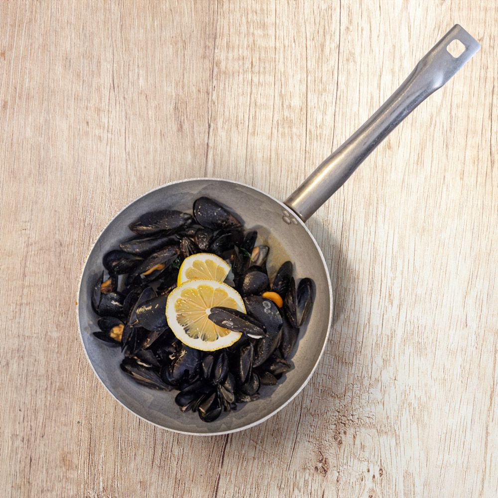 Porto Venere marinara mussels served in a frying pan